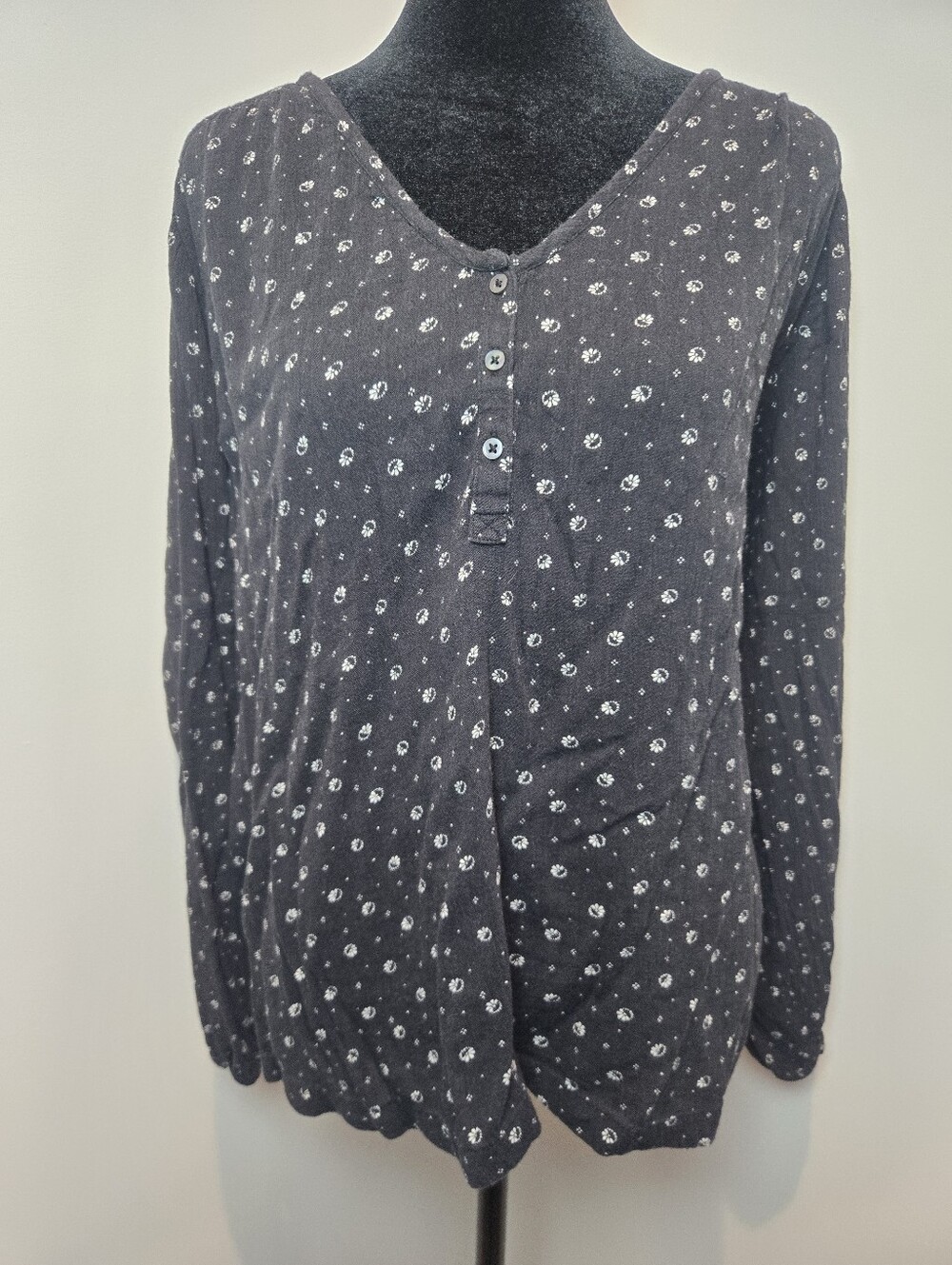 Abercrombie & Fitch Henley Top V Neck Long Sleeve Shirt Women's XL Black Flower